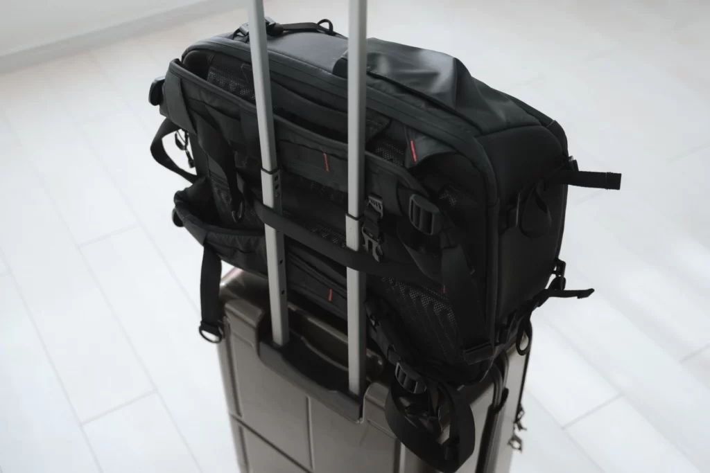 Ulanzi BP09はスーツケースに固定可能